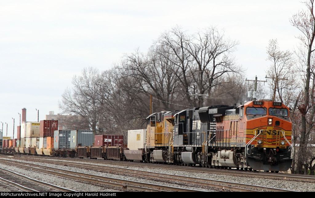 BNSF 5108 leads train 214 northbound